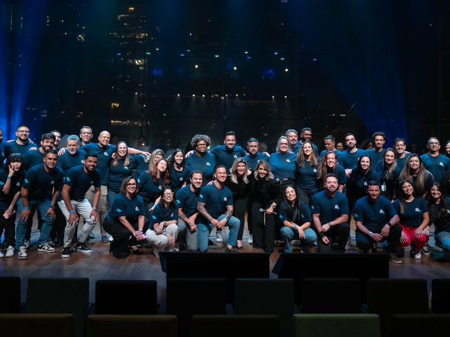Equipe BY Sindicompany no palco durante encontro de licenciados em dezembro de 2025