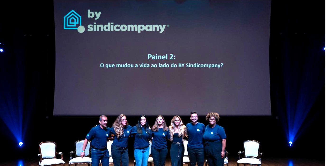 BY Sindicompany no palco com logo na tela